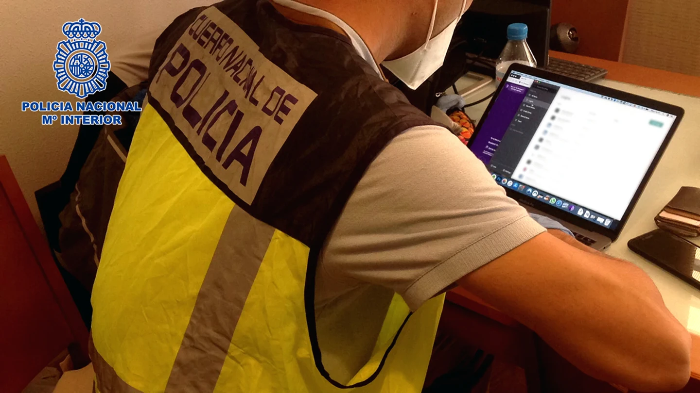 Un agente de la Policía interviene el ordenador de un presunto depredador sexual Un agente de la Policía interviene el ordenador de un presunto depredador sexual