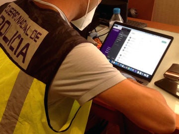 Un agente de la Policía interviene el ordenador de un presunto depredador sexual