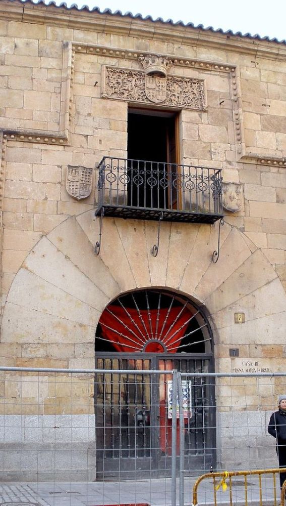 En
 Salamanca, en la misma Plaza de los Bandos, podemos encontrar la casa 
de Doña María la Brava. Esta es la curiosa y trágica historia que 
esconde.