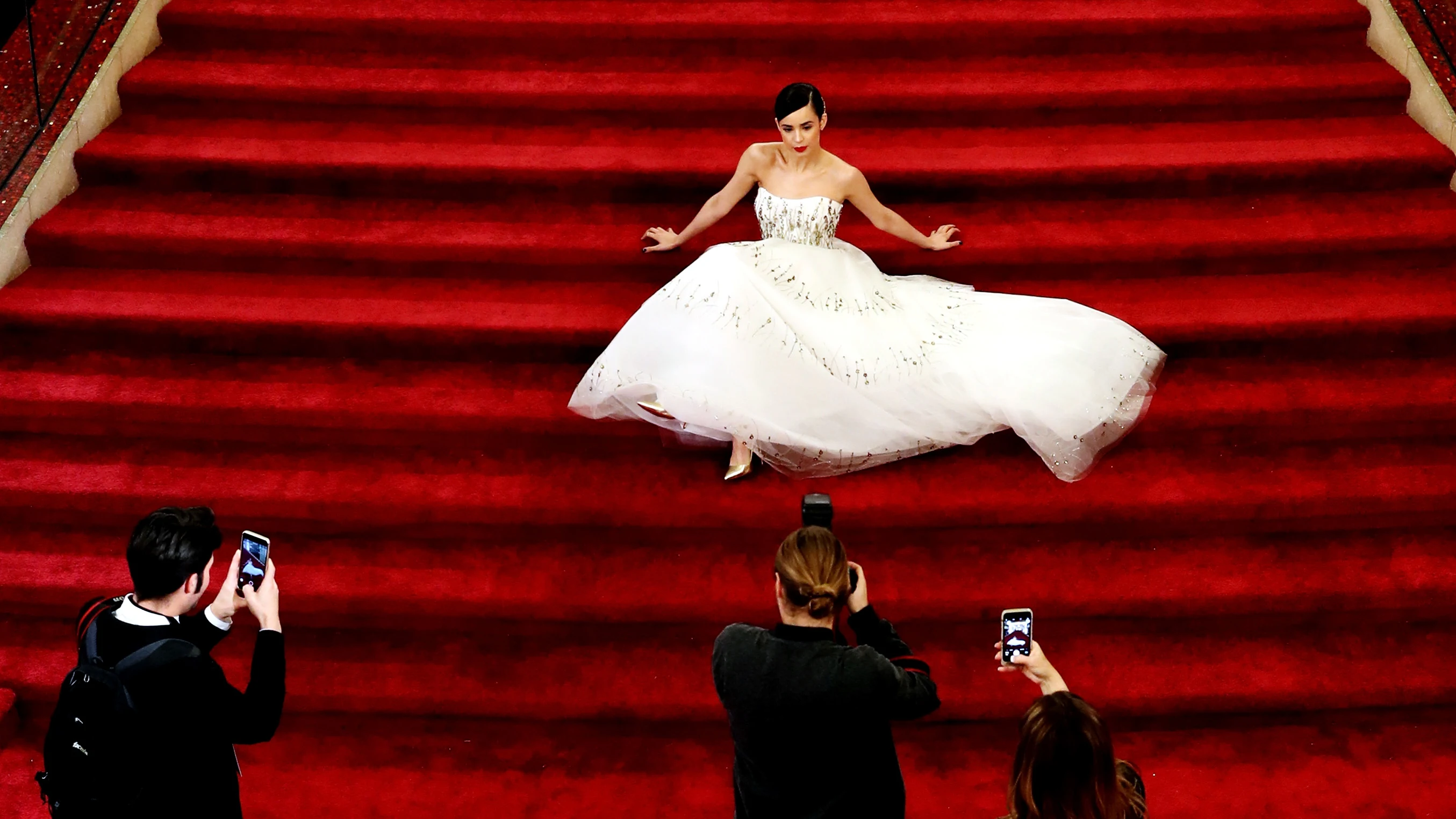 Sofia Carson, en la alfombra roja de los Oscar 2017.