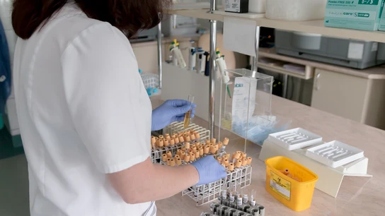 Imagen de una mujer en un laboratorio Imagen de una mujer en un laboratorio