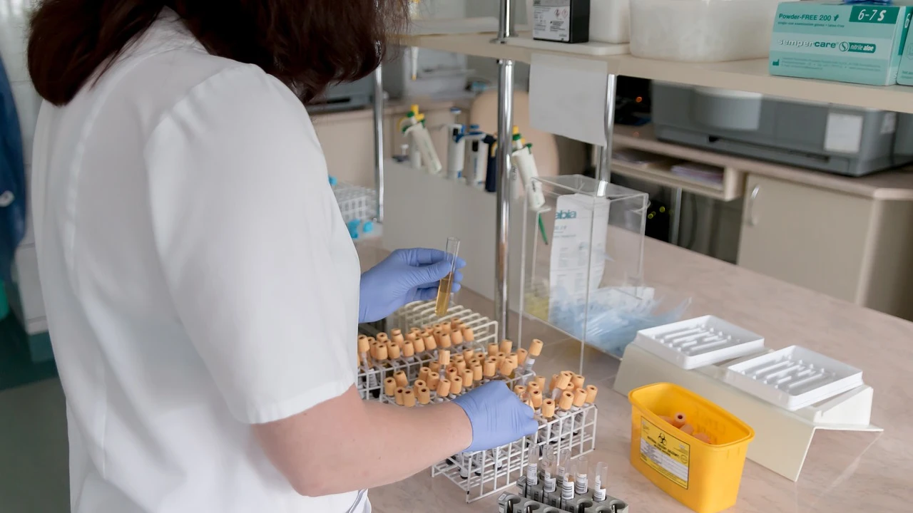 Imagen de una mujer en un laboratorio