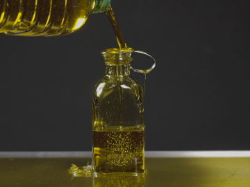 The prohibitive price of olive oil: it grows by 52.5% annually and becomes one of the most expensive foods