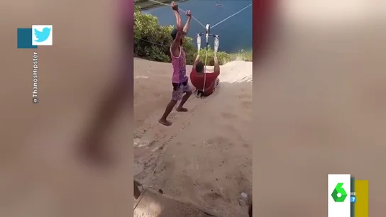 El divertido vídeo viral en el que un hombre se queda atascado en plena tirolina El divertido vídeo viral en el que un hombre se queda atascado en plena tirolina