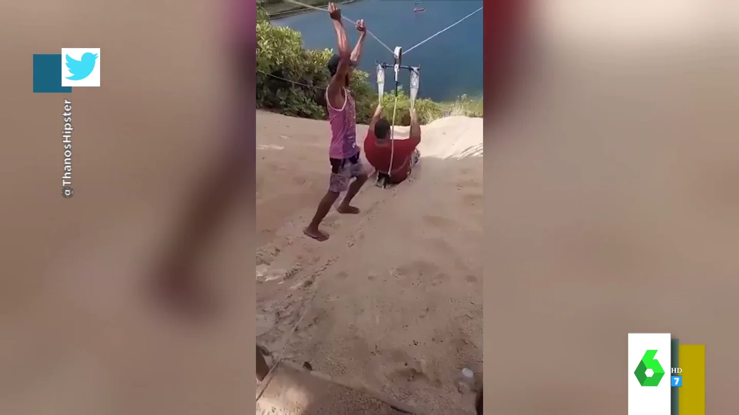 El divertido vídeo viral en el que un hombre se queda atascado en plena tirolina El divertido vídeo viral en el que un hombre se queda atascado en plena tirolina