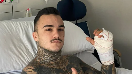 Aron Canet, tras ser operado de su dedo meñique Aron Canet, tras ser operado de su dedo meñique