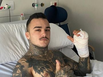 Aron Canet, tras ser operado de su dedo me&ntilde;ique