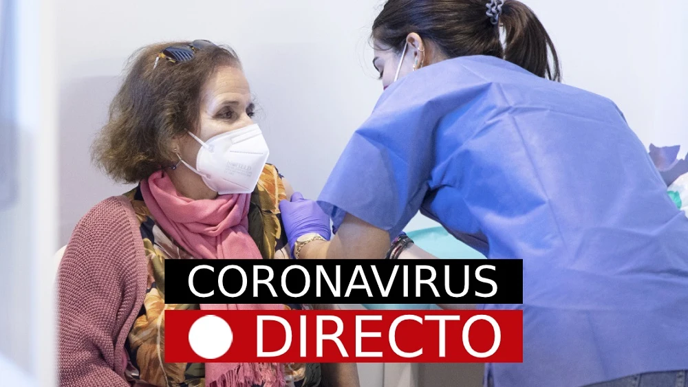 Imagen de una mujer recibiendo la vacuna contra el coronavirus