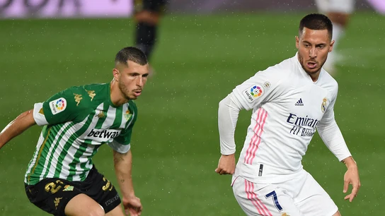 Eden Hazard, ante Guido Rodríguez Eden Hazard, ante Guido Rodríguez