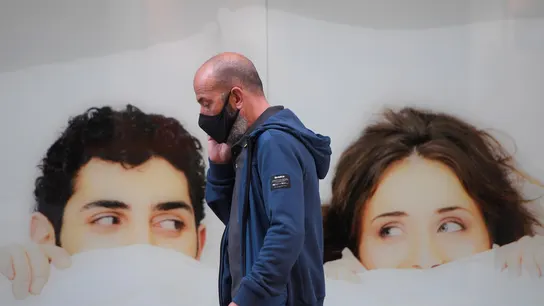 Un hombre con mascarilla pasea por la calle Un hombre con mascarilla pasea por la calle