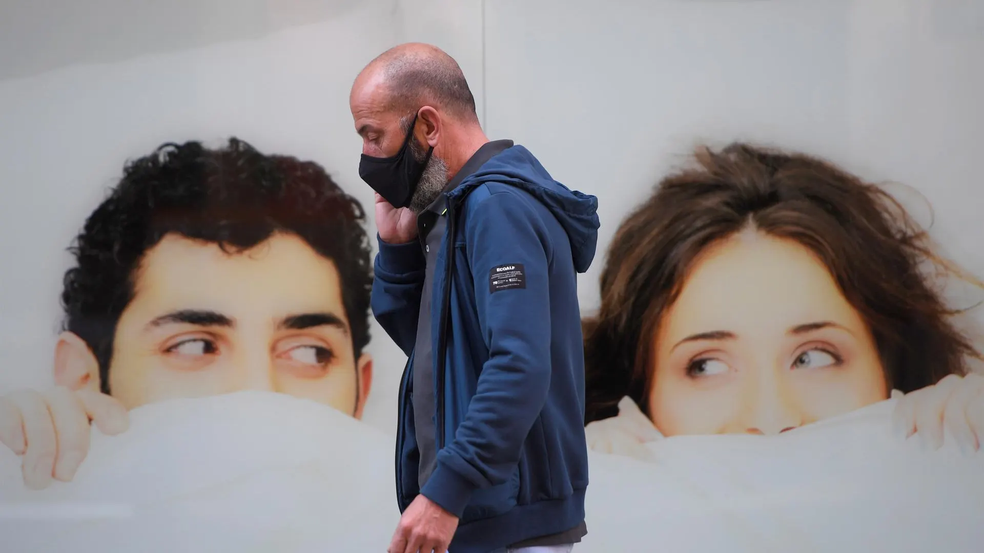 Un hombre con mascarilla pasea por la calle 