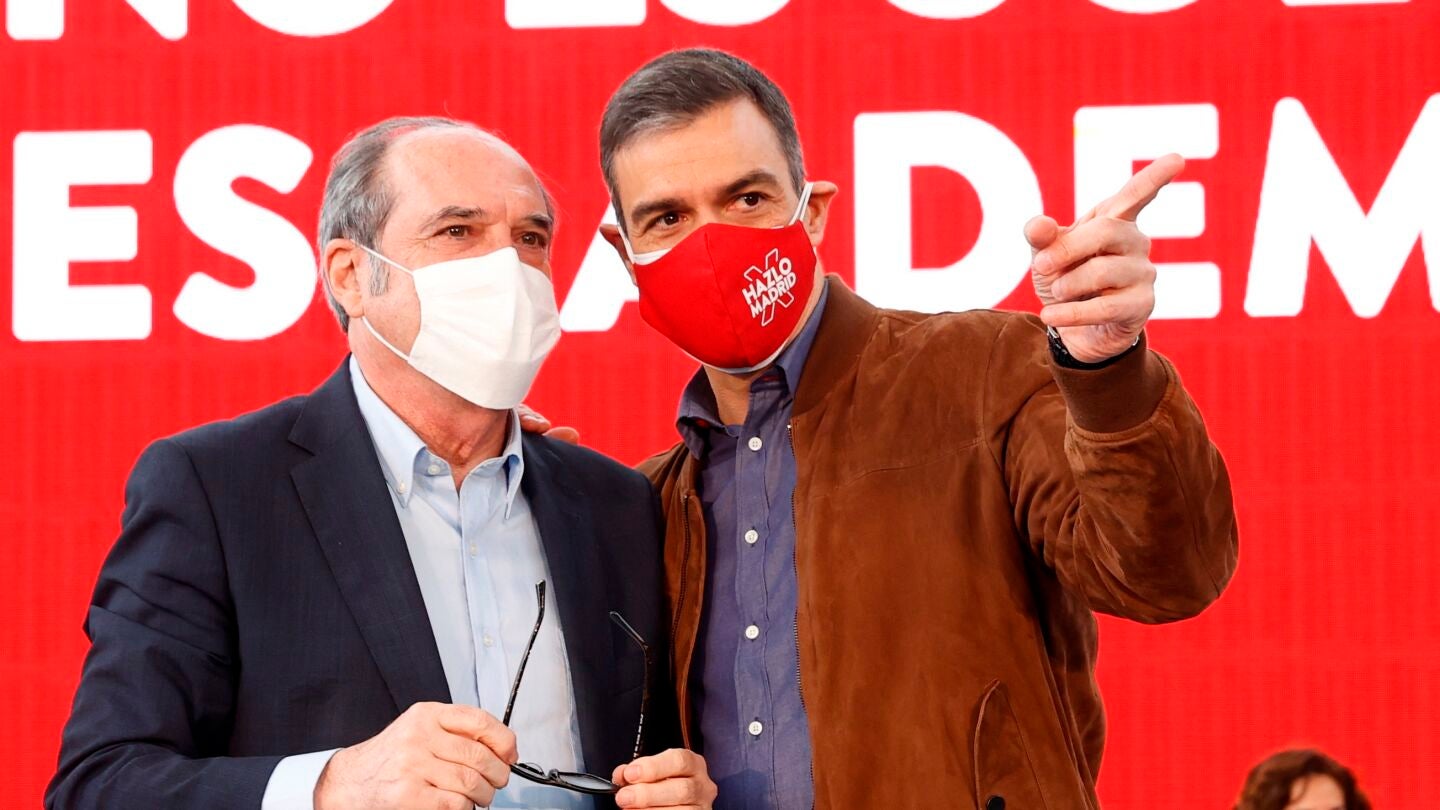 El presidente del Gobierno, Pedro S&aacute;nchez, junto a &Aacute;ngel Gabilondo