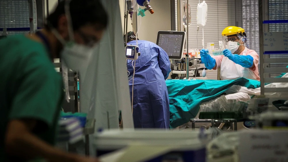 Sanitarios trabajan en la UCI del Hospital de Galdakao