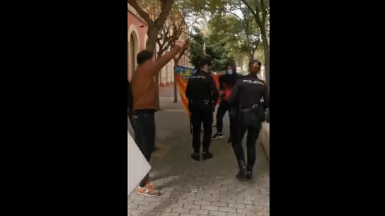 Gabriel Rufián se enfrenta a un grupo de fascistas en Denia Gabriel Rufián se enfrenta a un grupo de fascistas en Denia