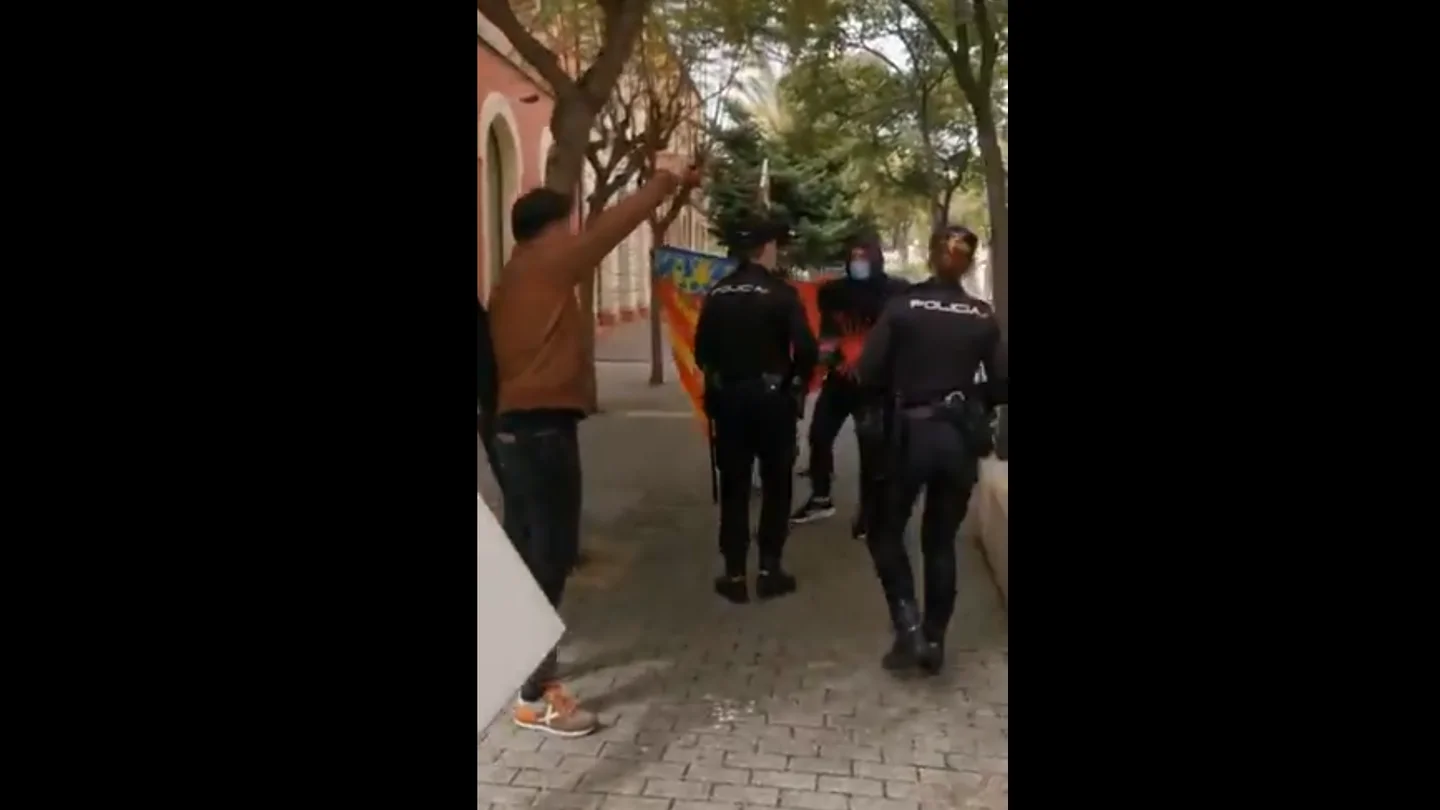Gabriel Rufián se enfrenta a un grupo de fascistas en Denia Gabriel Rufián se enfrenta a un grupo de fascistas en Denia
