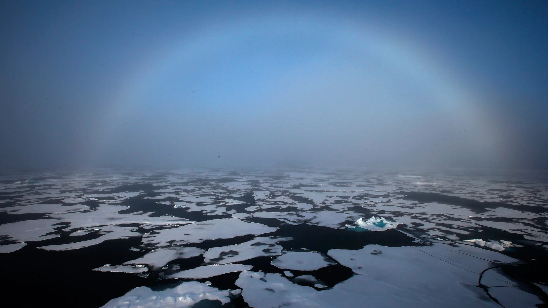 Un arcoiris aparece sobre el Ártico