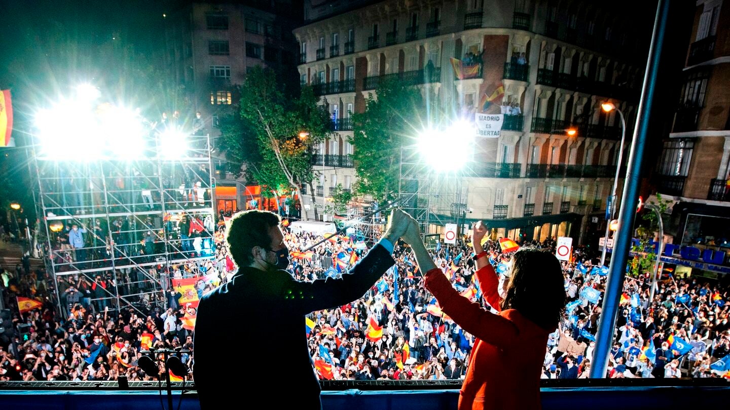 Isabel D&iacute;az Ayuso acompa&ntilde;ada por el presidente del partido Pablo Casado, hoy martes en la sede del partido en la calle G&eacute;nova tras conocer los resultados electorales tras los comicios auton&oacute;micos madrile&ntilde;os