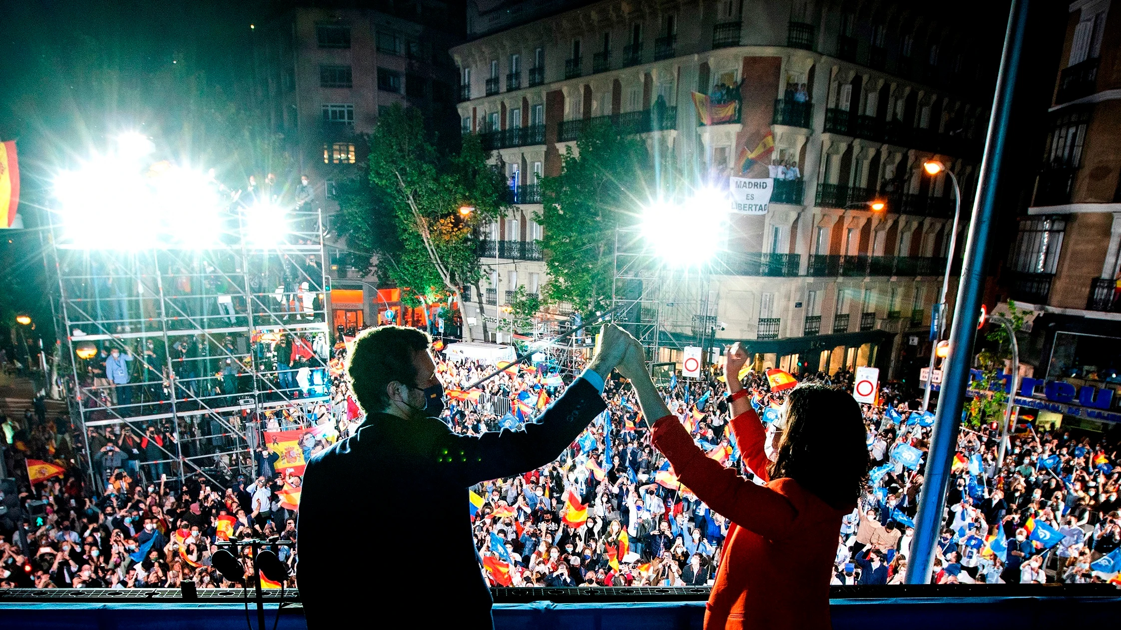 Isabel Díaz Ayuso acompañada por el presidente del partido Pablo Casado, hoy martes en la sede del partido en la calle Génova tras conocer los resultados electorales tras los comicios autonómicos madrileños