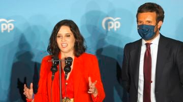 Isabel Díaz Ayuso junto a Pablo Casado tras conocer los resultados electorales