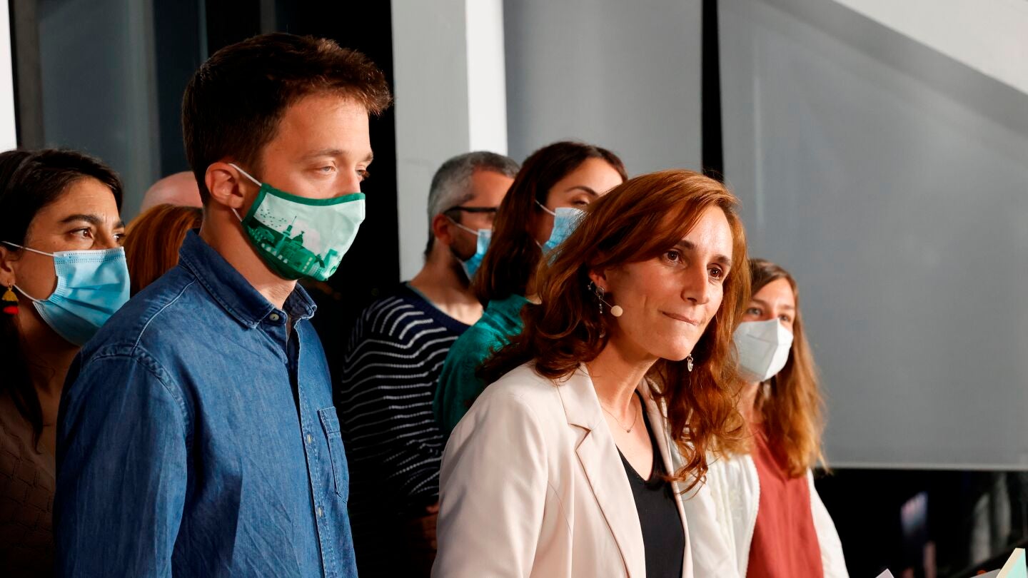 La candidata de M&aacute;s Madrid en las elecciones a la Comunidad de Madrid, M&oacute;nica Garc&iacute;a, junto al l&iacute;der de M&aacute;s Pa&iacute;s, &Iacute;&ntilde;igo Errej&oacute;n (i), valora los resultados electorales en la sede del partido en la capital