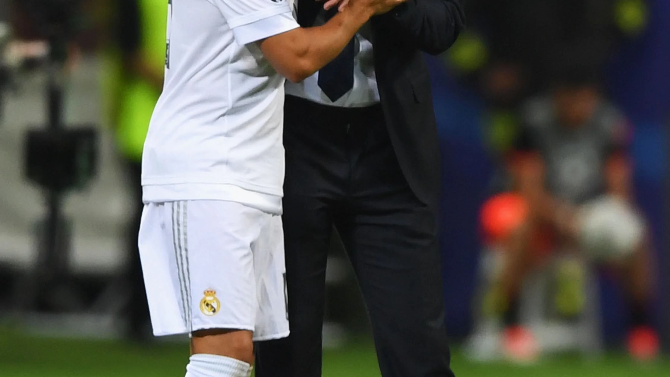 Lucas Vázquez y Zinedine Zidane en la final de Champions de Milán