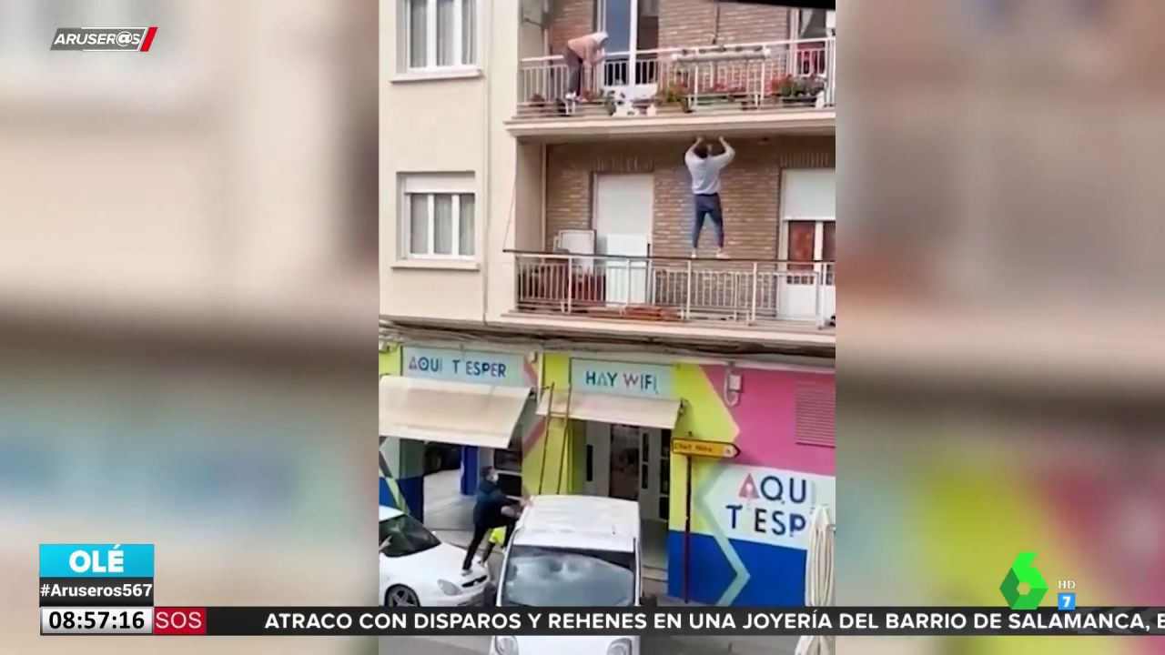 Trepa por la fachada de un edificio para salvar a una anciana que está a punto de caer por un balcón - Vimarsana News