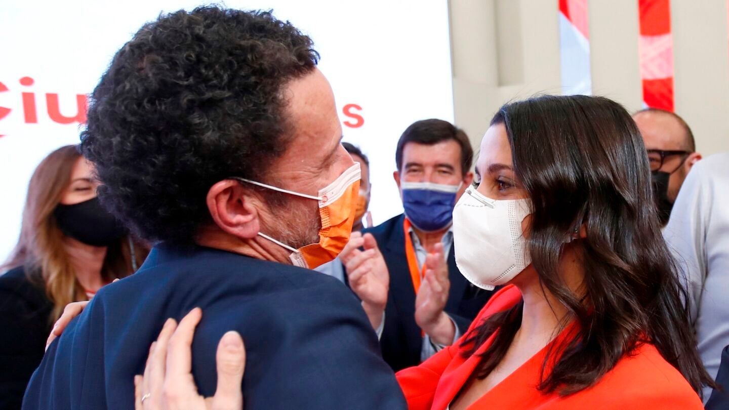 Edmundo Bal, saluda a In&eacute;s Arrimadas en la sede de Ciudadanos.