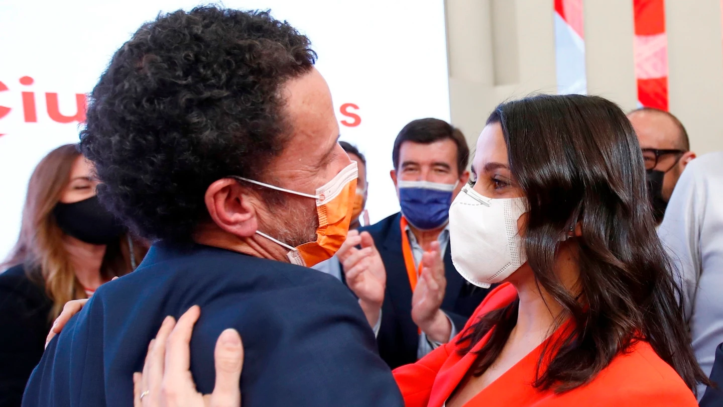 Edmundo Bal, saluda a Inés Arrimadas en la sede de Ciudadanos. Edmundo Bal, saluda a Inés Arrimadas en la sede de Ciudadanos.