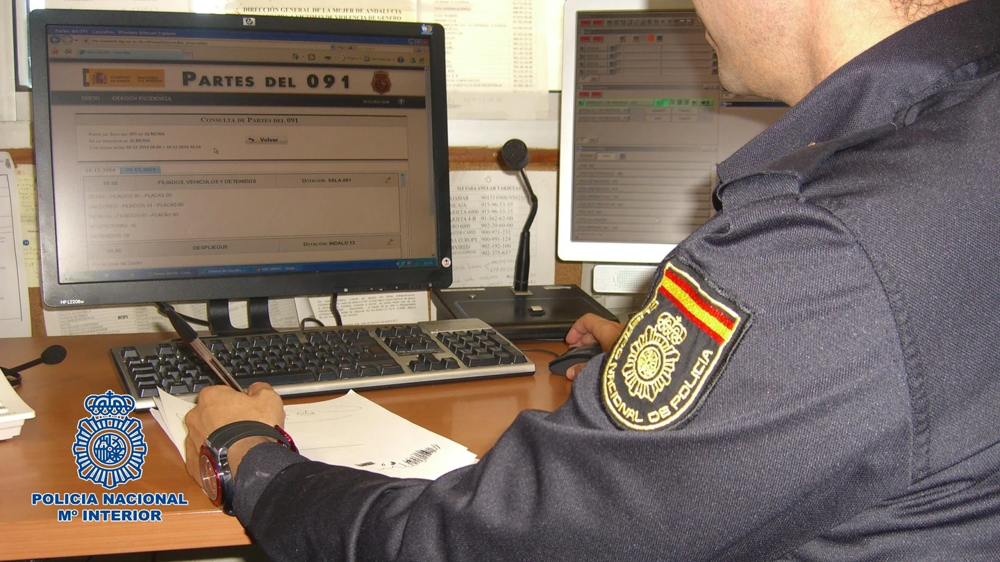 Imagen de archivo de un Policía con su ordenador Denuncia