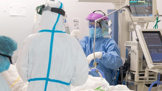 Sanitarios atienden a un paciente con covid Sanitarios atienden a un paciente con covid