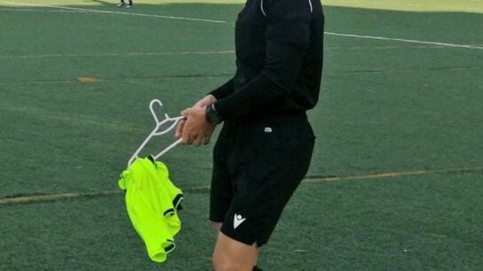 &Aacute;rbitro asistente con una percha y un peto, en el partido entre Ciudad de Murcia y Villareal.