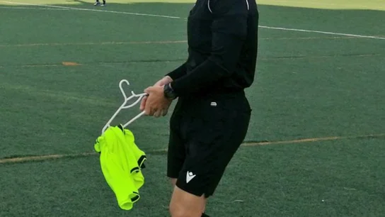 Árbitro asistente con una percha y un peto, en el partido entre Ciudad de Murcia y Villareal. Árbitro asistente con una percha y un peto, en el partido entre Ciudad de Murcia y Villareal.