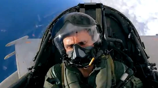 La espectacular secuencia de Pedro de la Rosa pilotando un caza del ejército del aire La espectacular secuencia de Pedro de la Rosa pilotando un caza del ejército del aire