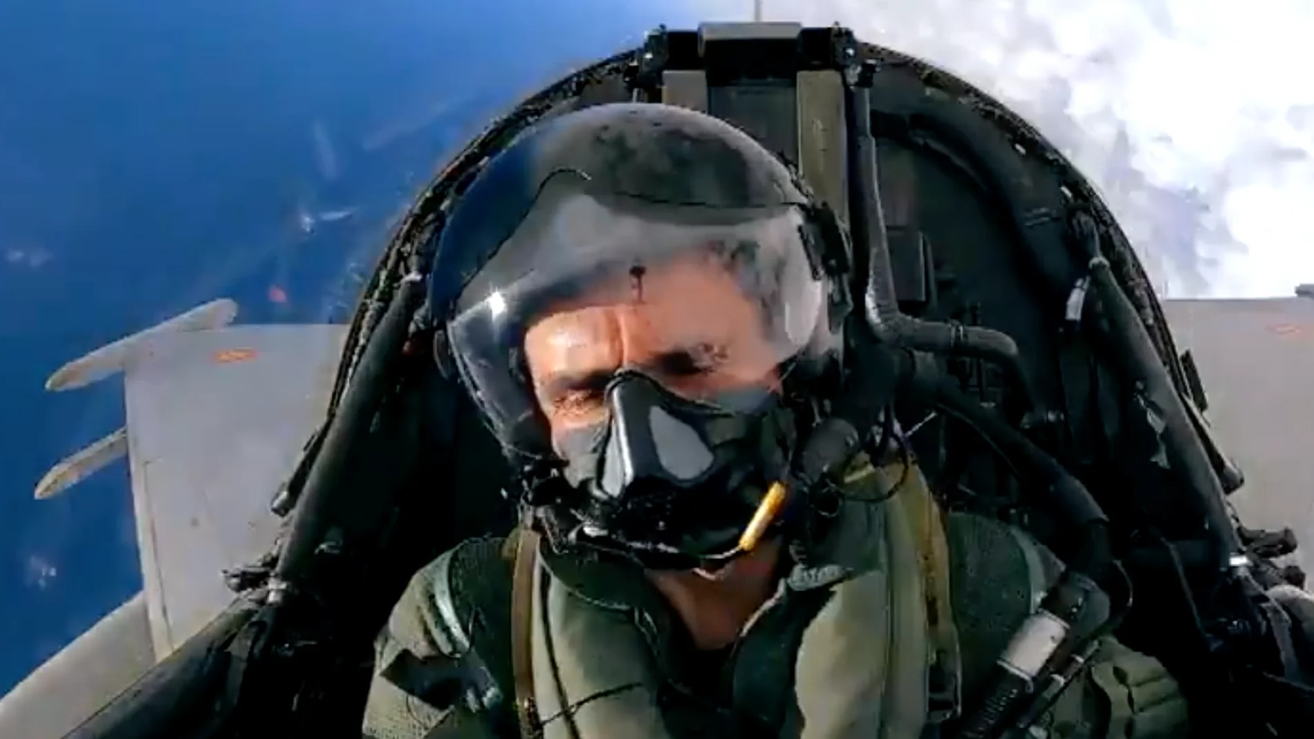 La espectacular secuencia de Pedro de la Rosa pilotando un caza del ejército del aire