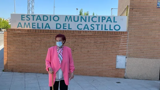 Emilia del Castillo, en la entrada del estadio del Atlético de Pinto que lleva su nombre Emilia del Castillo, en la entrada del estadio del Atlético de Pinto que lleva su nombre