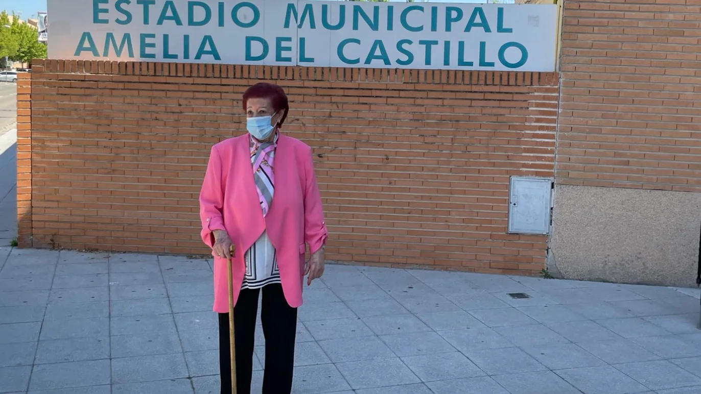 Emilia del Castillo, en la entrada del estadio del Atlético de Pinto que lleva su nombre