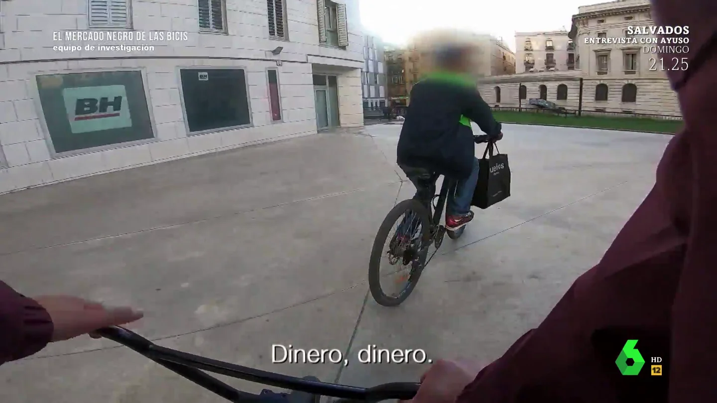 Imagen de un ladrón con una bicicleta Imagen de un ladrón con una bicicleta