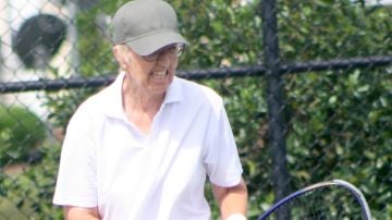 Gail Falkenberg, de 74 años de edad, jugando un partido profesional de tenis