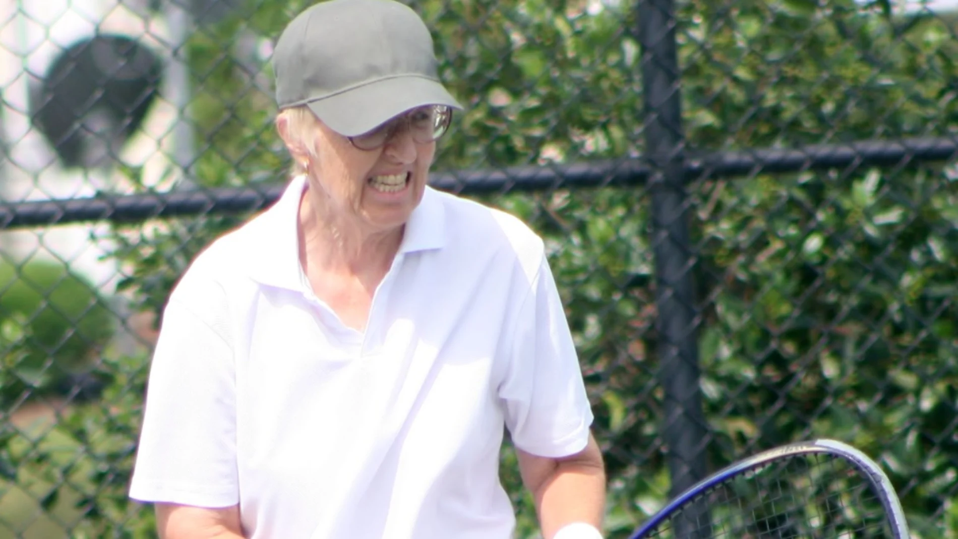 Gail Falkenberg, de 74 años de edad, jugando un partido profesional de tenis