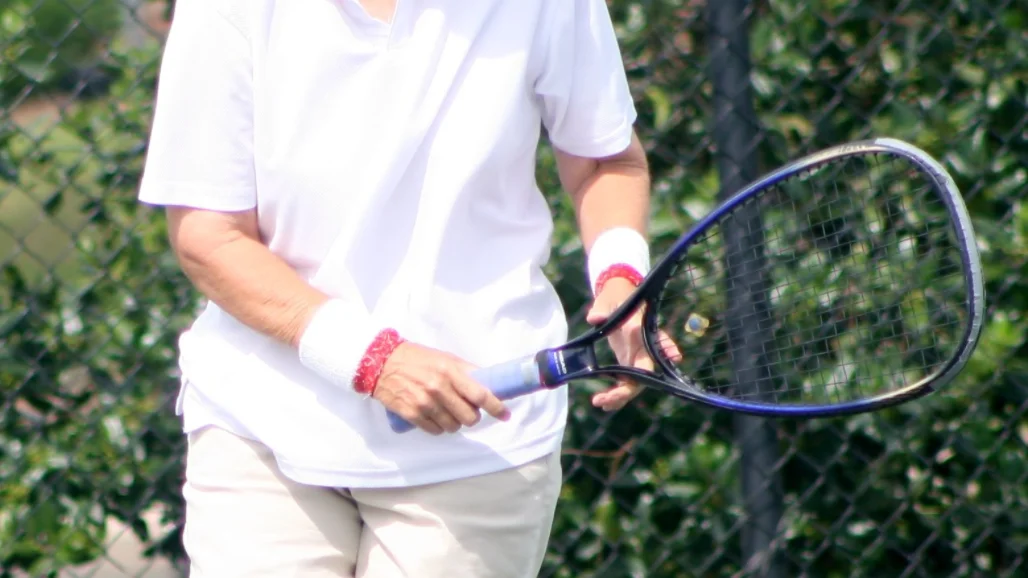 Gail Falkenberg, de 74 años de edad, jugando un partido profesional de tenis