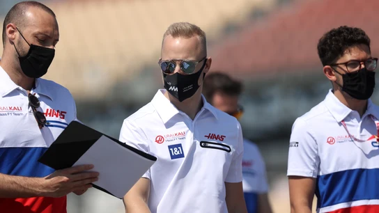 Nikita Mazepin con miembros de su equipo Nikita Mazepin con miembros de su equipo