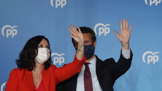 Isabel Díaz Ayuso y Pablo Casado saludan desde el balcón de Génova Isabel Díaz Ayuso y Pablo Casado saludan desde el balcón de Génova