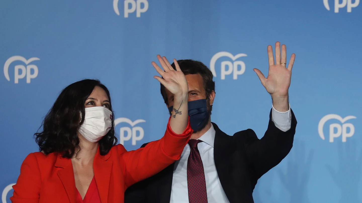 Isabel Díaz Ayuso y Pablo Casado saludan desde el balcón de Génova Isabel Díaz Ayuso y Pablo Casado saludan desde el balcón de Génova