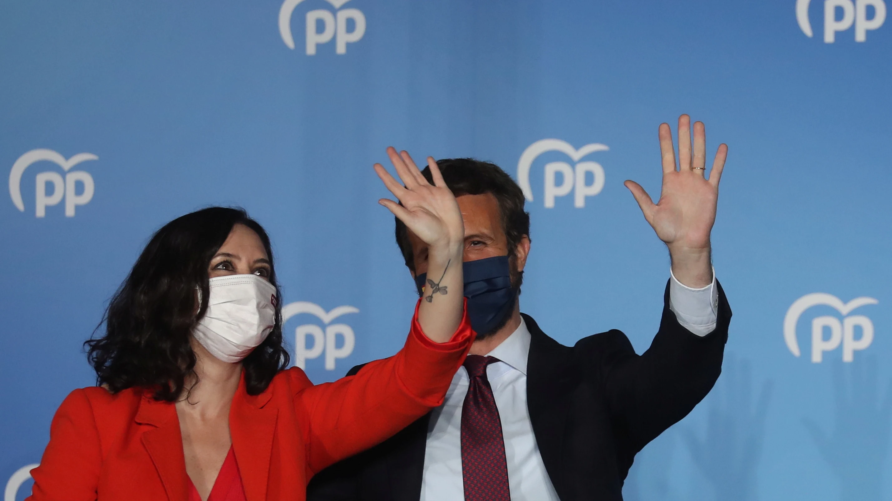 Isabel Díaz Ayuso y Pablo Casado saludan desde el balcón de Génova