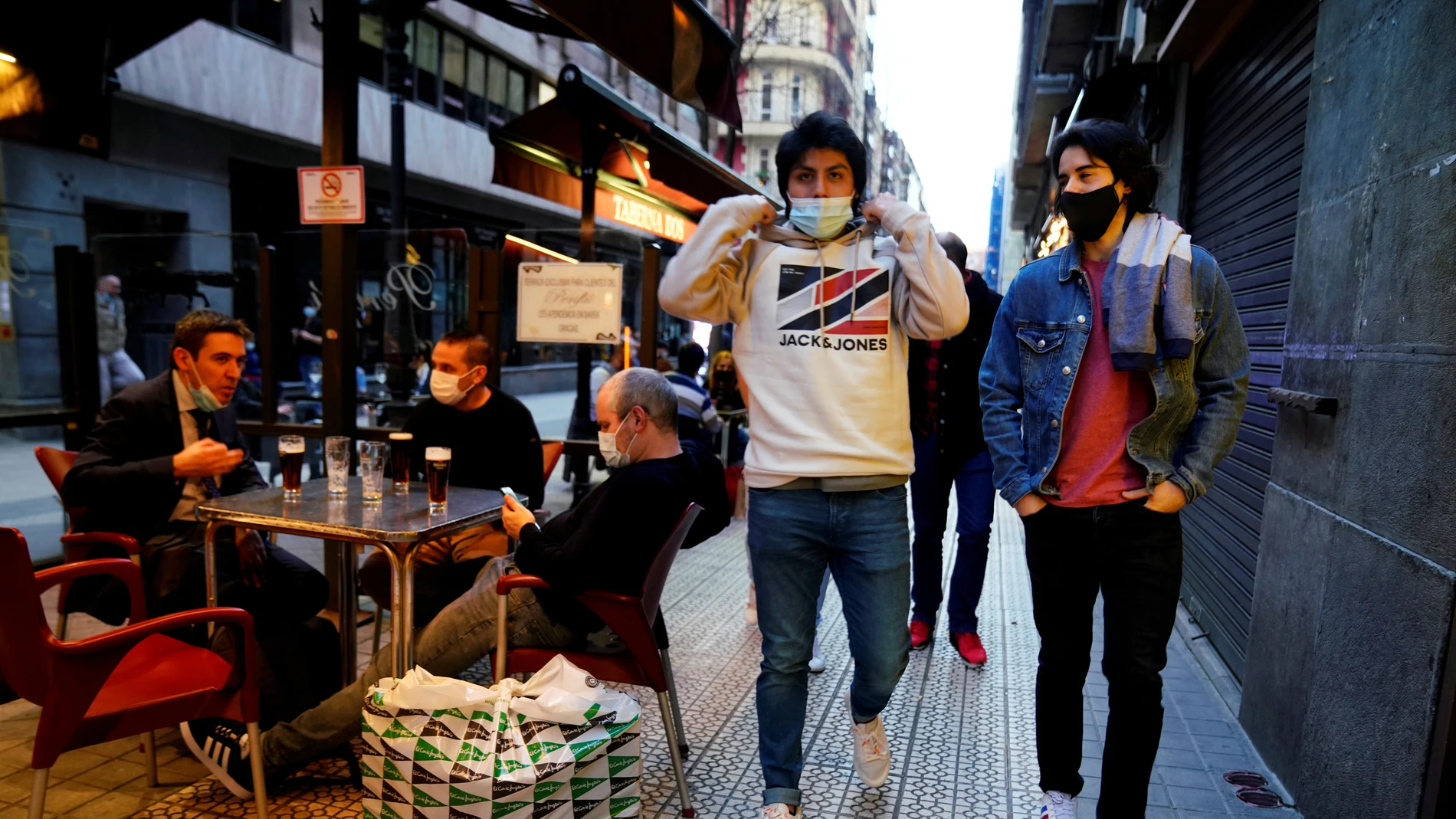 Varias personas transitan las calles de Bilbao