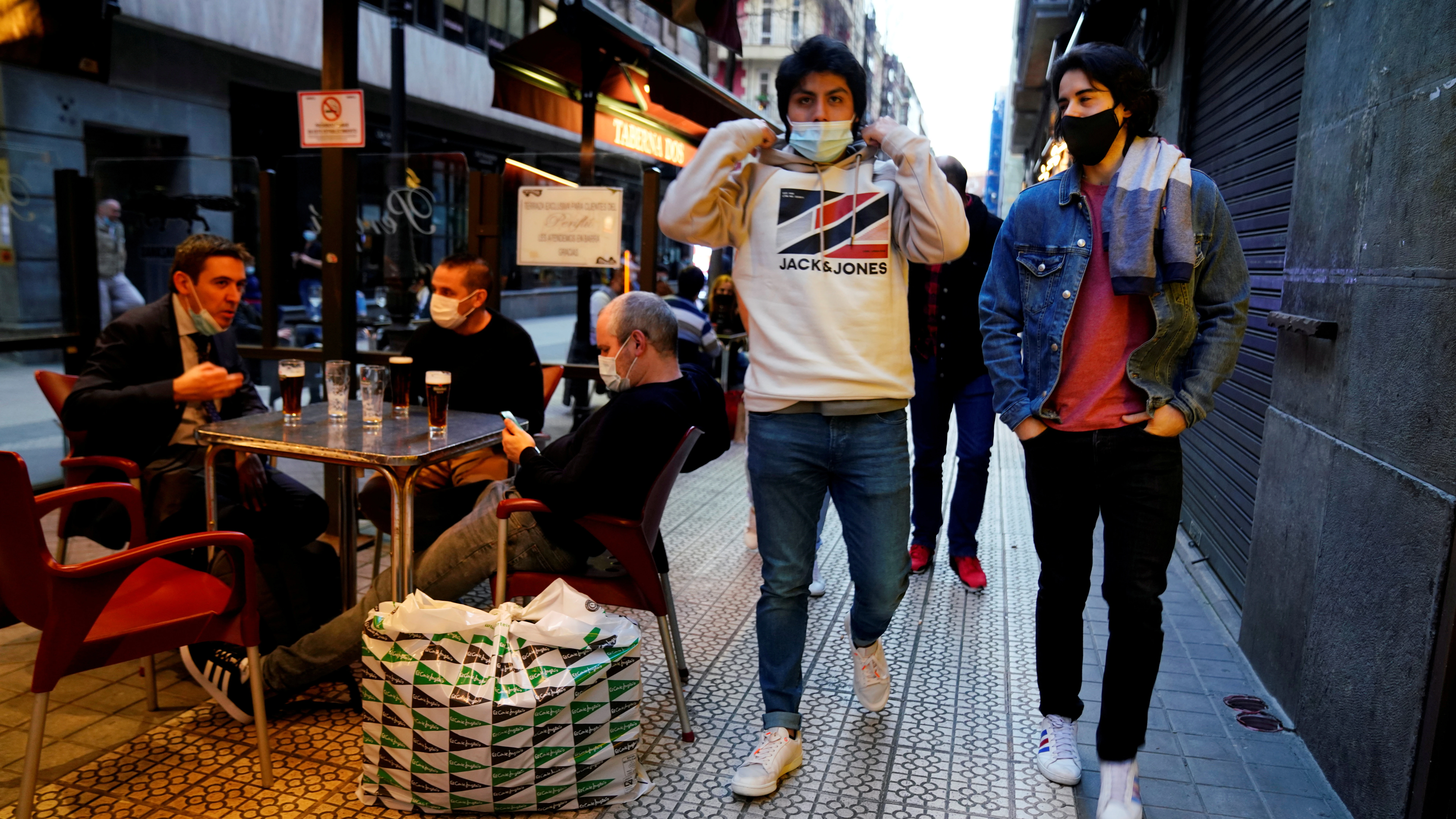 Varias personas transitan las calles de Bilbao