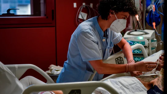 Una sanitaria atiende a un paciente de la UCI del Hospital de Basurto (Bilbao) Una sanitaria atiende a un paciente de la UCI del Hospital de Basurto (Bilbao)