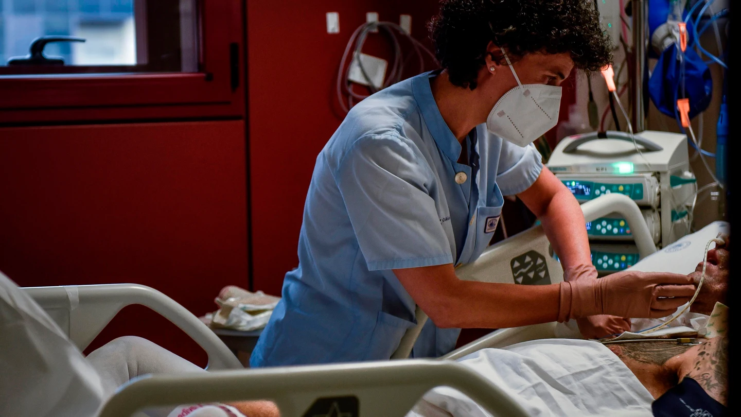 Una sanitaria atiende a un paciente de la UCI del Hospital de Basurto (Bilbao) Una sanitaria atiende a un paciente de la UCI del Hospital de Basurto (Bilbao)