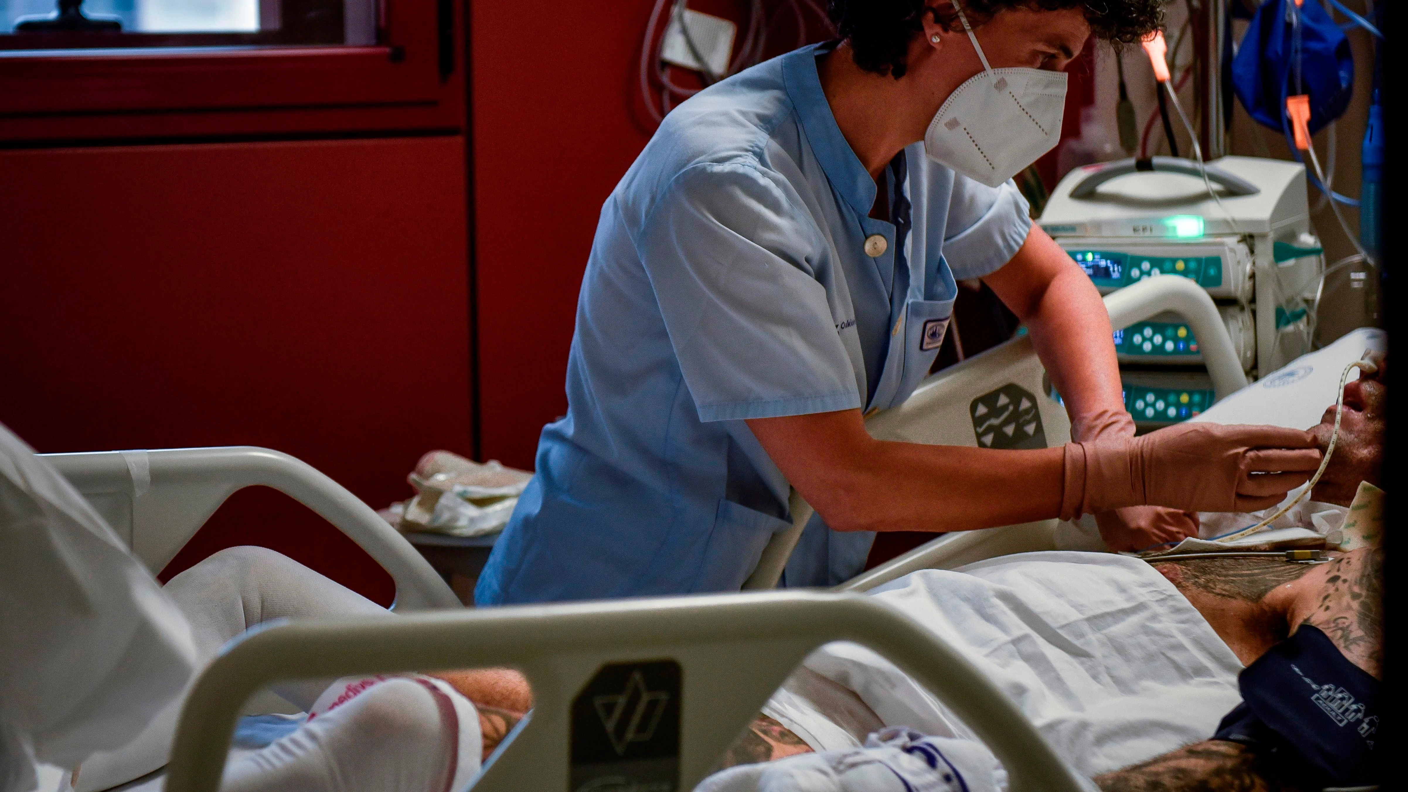 Una sanitaria atiende a un paciente de la UCI del Hospital de Basurto (Bilbao)