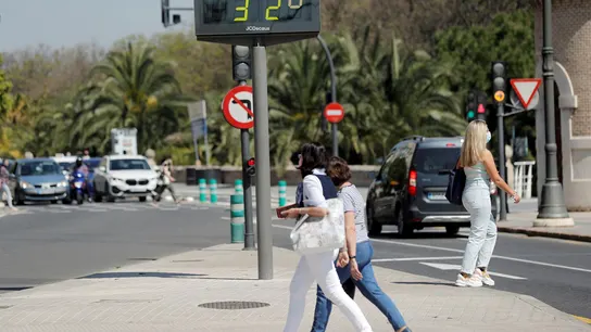 Un termómetro marca 32 grados en Valencia Un termómetro marca 32 grados en Valencia